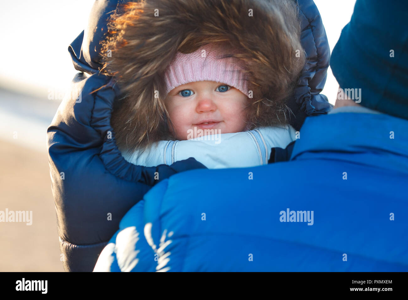 Close Up retrato de dulce niña recién nacida envuelta en sobres de invierno Foto de stock