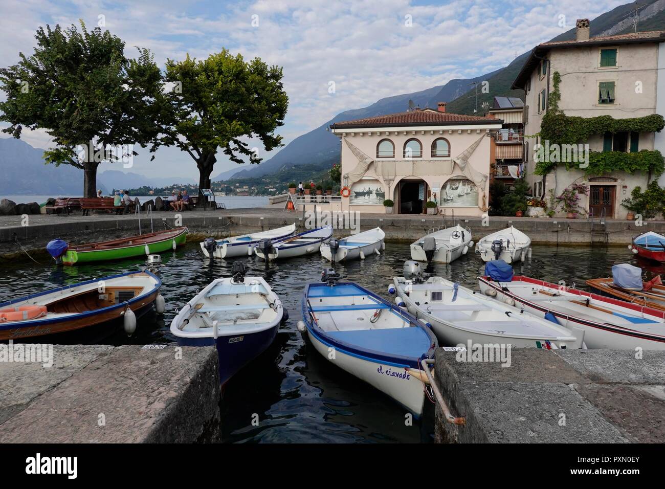 Italia, Garda-Lake, Cassone. El tiempo pasa lentamente en la pequeña aldea de pescadores de Cassone Foto de stock