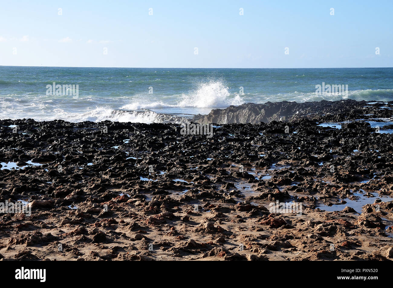 Playa con afiladas rocas en la costa atlántica en Rabat, Marruecos Foto de stock