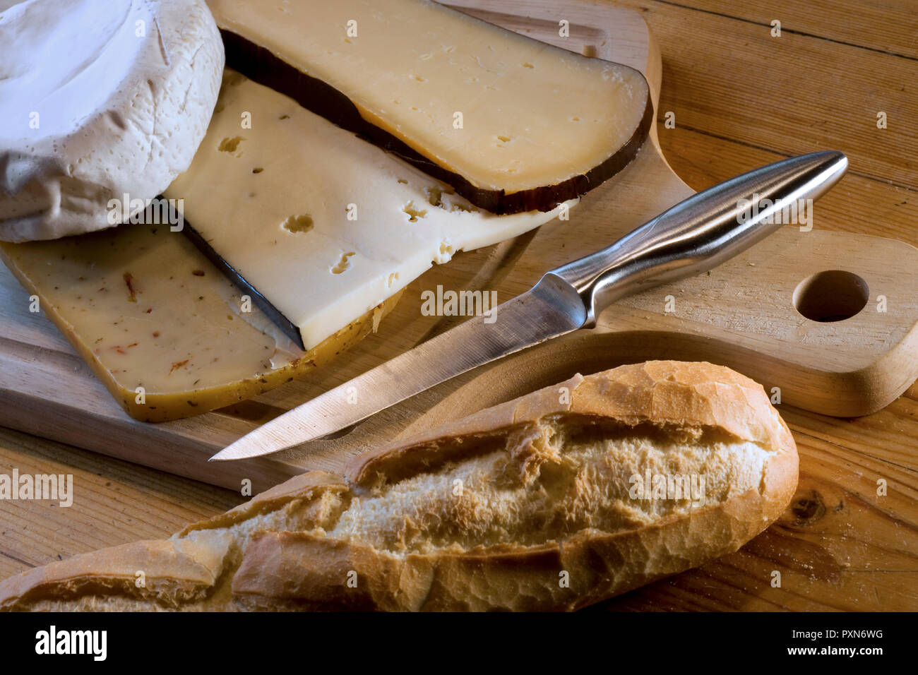 Beauvoorde belga, semi-rígido el queso hecho con leche de vaca, de la aldea de Beauvoorde en Flandes Occidental, Bélgica Foto de stock