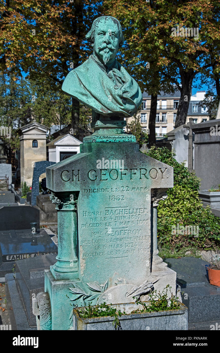 El busto de Charles Geoffroy (1819-1882), grabador de impresión del siglo XIX, en Passy Cemerery, París, Francia. Foto de stock