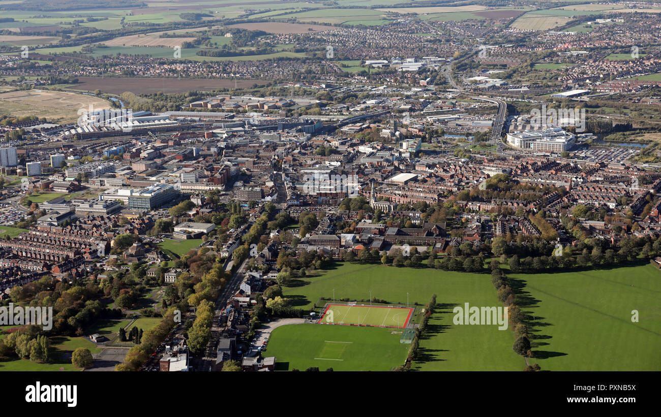Vista aérea de los campos a través de la ciudad hacia el centro de la ciudad de Doncaster, South Yorkshire Foto de stock