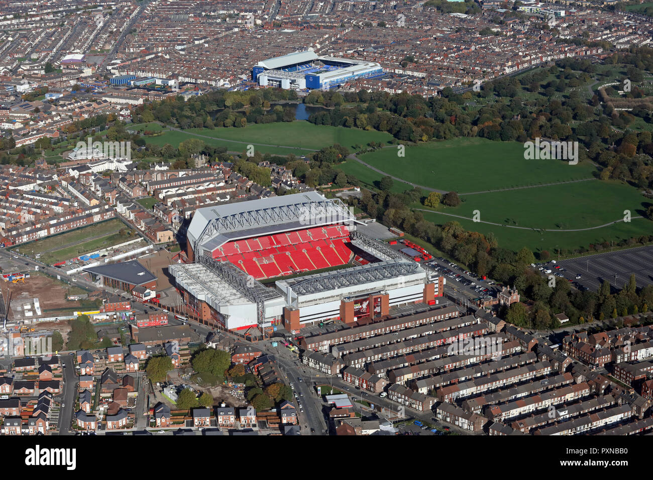 Vista aérea del Estadio Anfield Liverpool FC con Everton FC Goodison Park Stadium en el fondo a través de Stanley Park Foto de stock