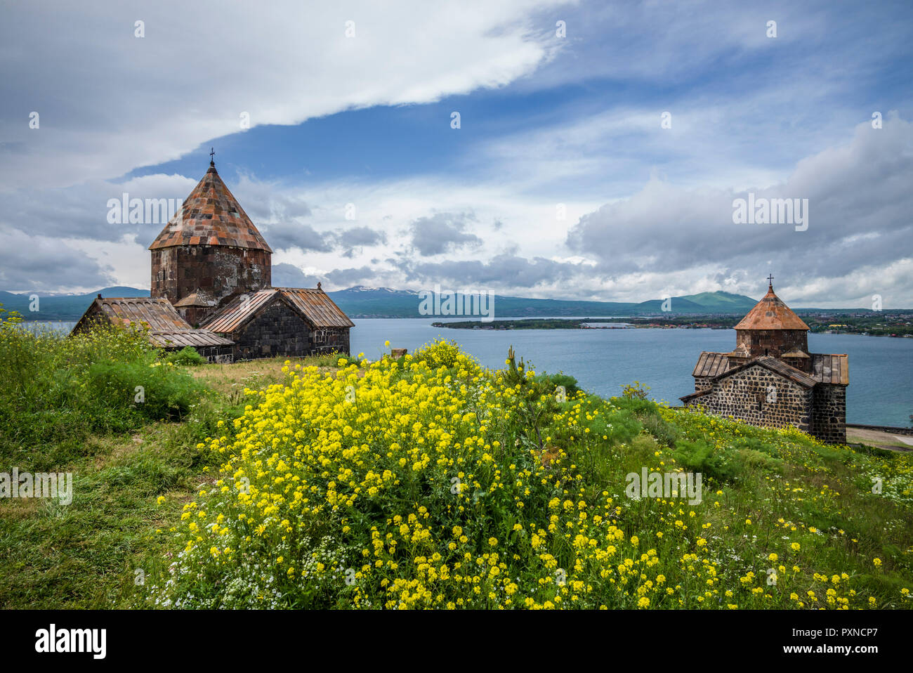 Armenia, el lago Sevan, Sevan, Sevanavank Monasterio, Iglesia exterior Foto de stock