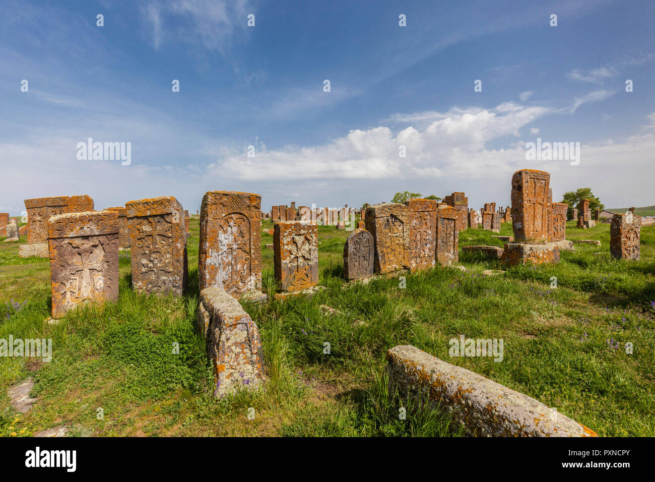 Armenia, el lago Sevan, Noratus, antiguo cementerio, antiguos monumentos khachkar Foto de stock