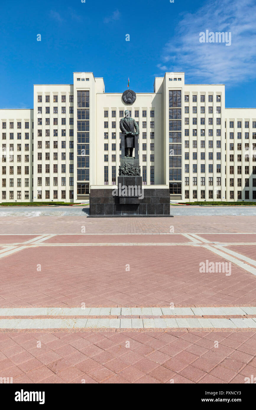Estatua de Lenin y el edificio del Gobierno, la Plaza de la independencia, Minsk, Belarús Foto de stock