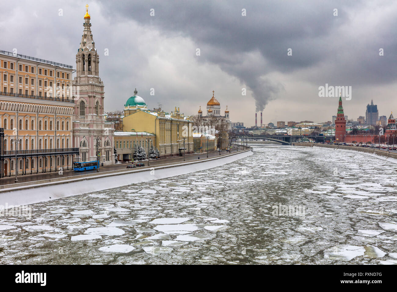 Paisaje invernal con río Moskva, Moscú, Rusia Foto de stock