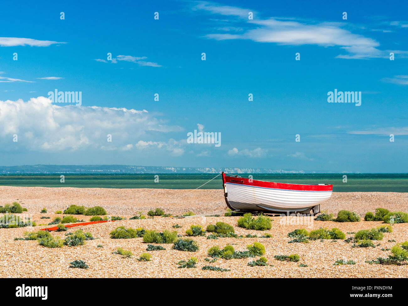 Un barco de pesca en la playa de guijarros de Dungeness, Kent, Inglaterra Foto de stock