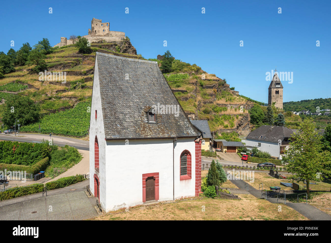DreikÃ¶nigenkapelle gótica con Niederburg en Kobern-Gondorf, valle de Mosel, Renania-Palatinado, Alemania Foto de stock