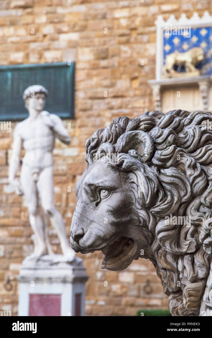 Esculturas en la Piazza della Signoria con una copia del famoso David de Miguel Ángel en el fondo, Florencia, Toscana, Italia, Europa Foto de stock