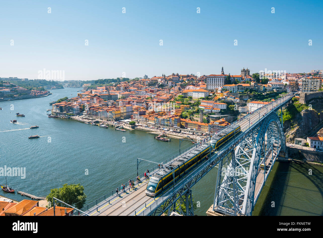 Portugal, región Norte, Porto (Oporto). Ribeira (casco antiguo) y el Dom Luis I el puente sobre el río Duero. Foto de stock