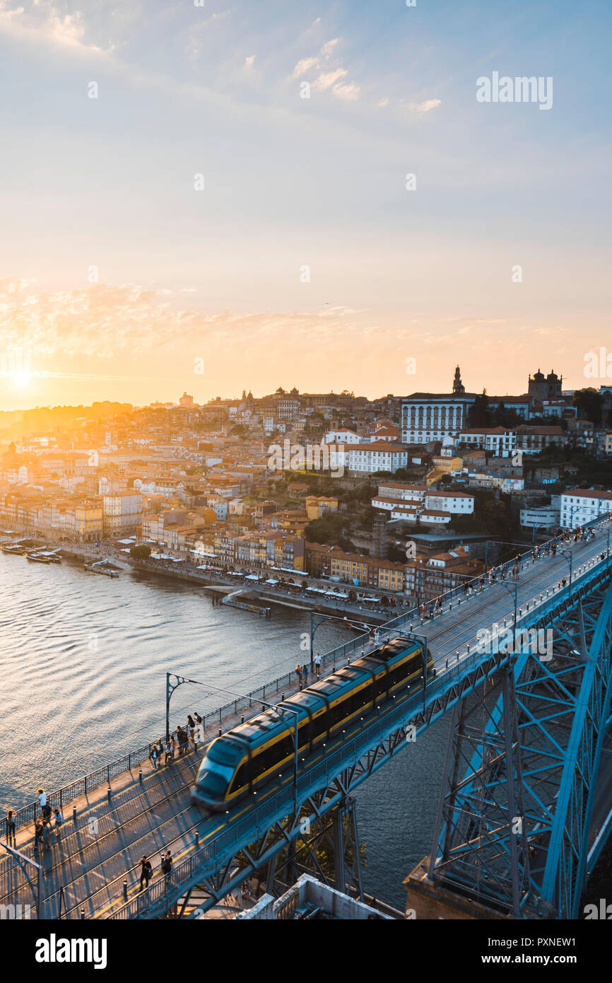 Portugal, región Norte, Porto (Oporto). El Puente Dom Luis I y del río Douro, al atardecer. Foto de stock