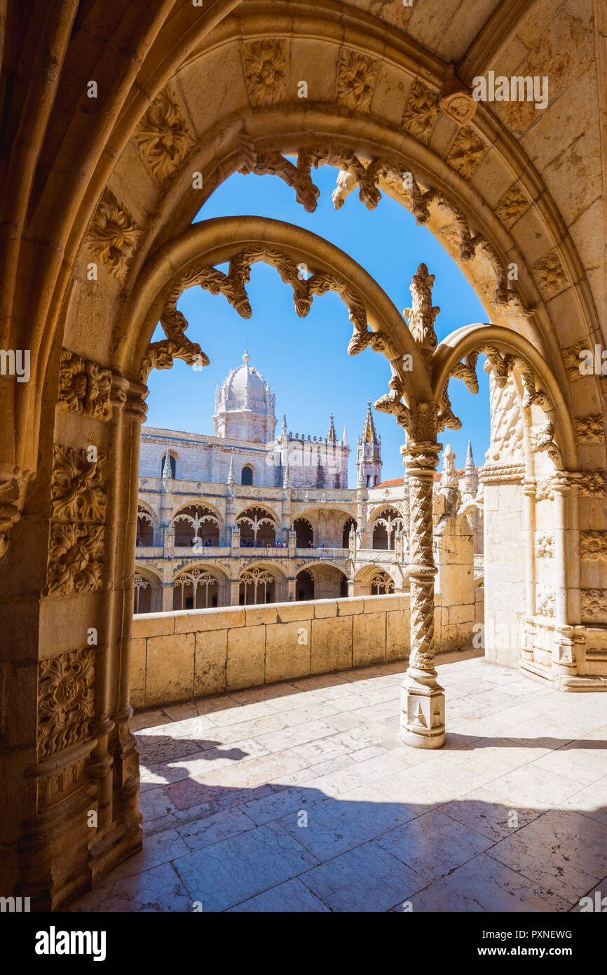 Portugal, Lisboa, Santa Maria de Belem. El claustro gótico del Monasterio Jeronimos. Foto de stock