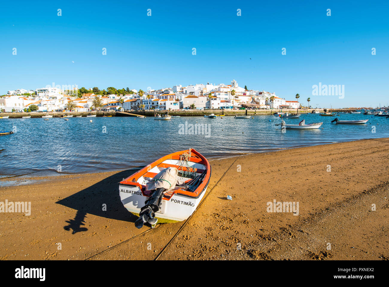 Portugal, Algarve, distrito de Faro, Lagoa, Ferragudo. El tradicional pueblo de pescadores en el río Arade. Foto de stock