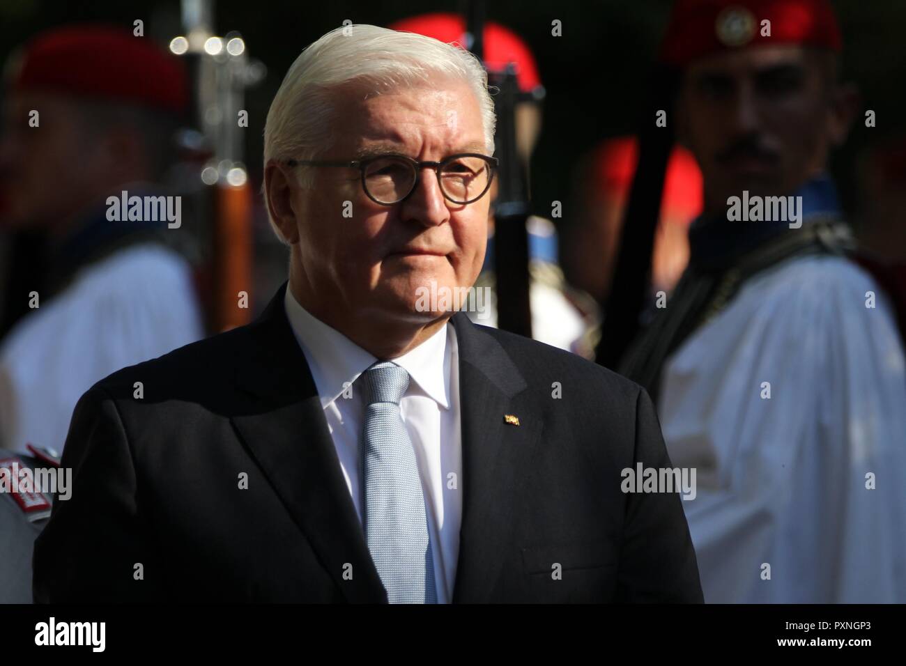 El Presidente Alemán Frank-Walter Steinmeier, inspecciona la guardia de honor frente al palacio presidencial en Atenas, antes de su reunión con sus países griego Foto de stock