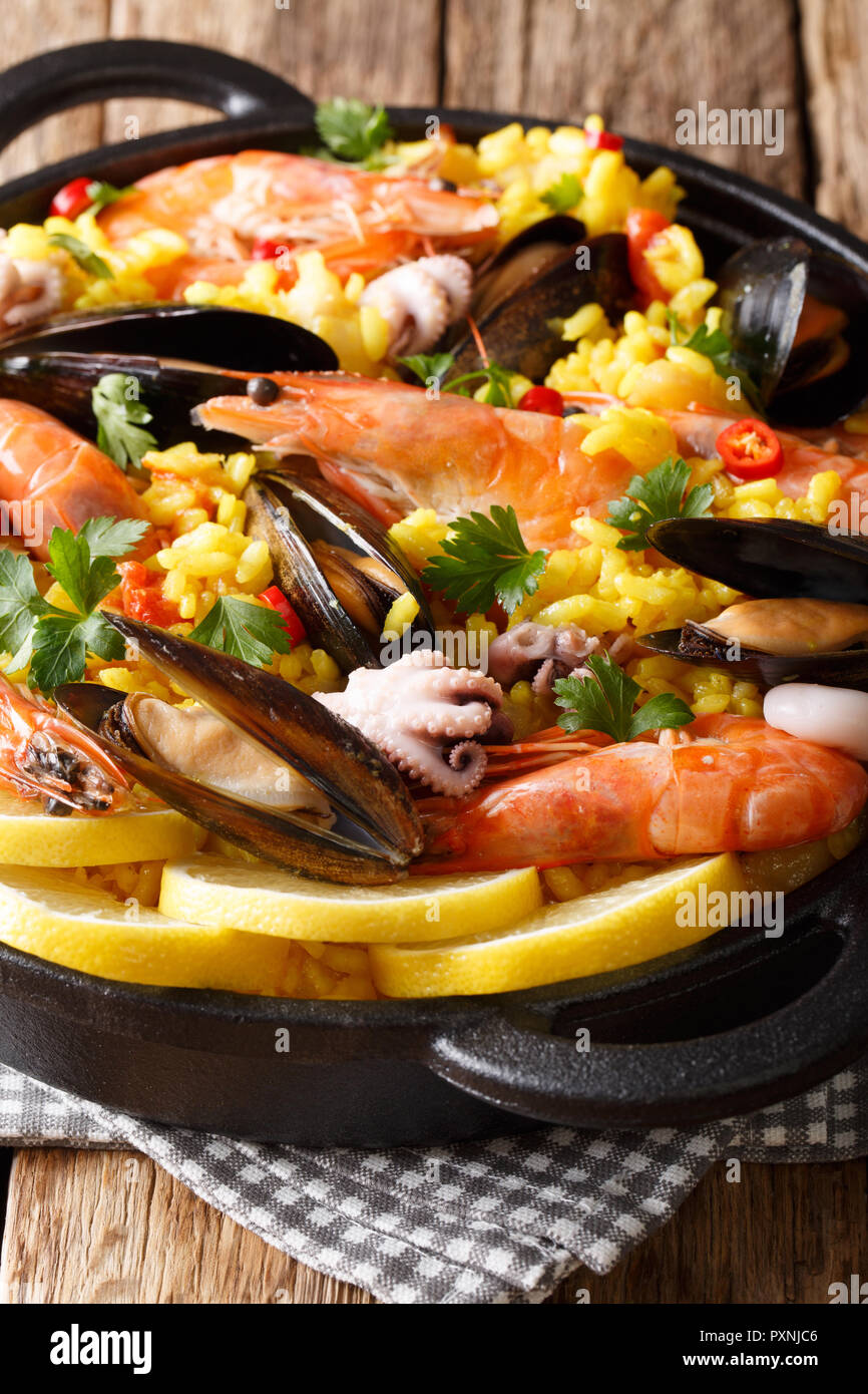 Primer plano de una tradicional paella Española con mariscos en una olla en  la tabla vertical Fotografía de stock - Alamy