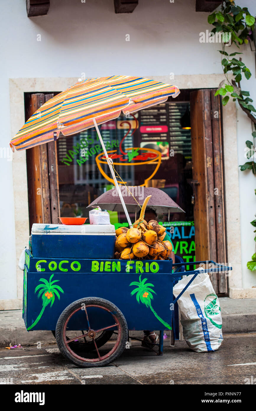 La venta callejera de agua de coco en la ciudad amurallada de Cartagena de  Indias Fotografía de stock - Alamy