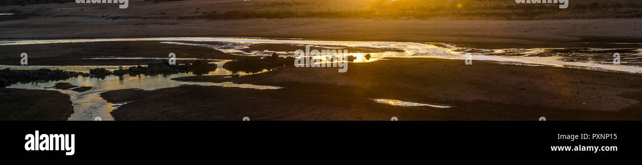 Atardecer en el río Letaba paisaje en el Parque Nacional Kruger, Sudáfrica Foto de stock