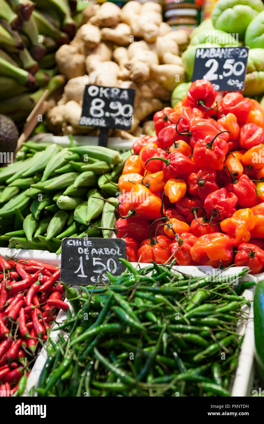 Diversas verduras extotic incluyendo chiles y okra en cestas en el mercado Foto de stock