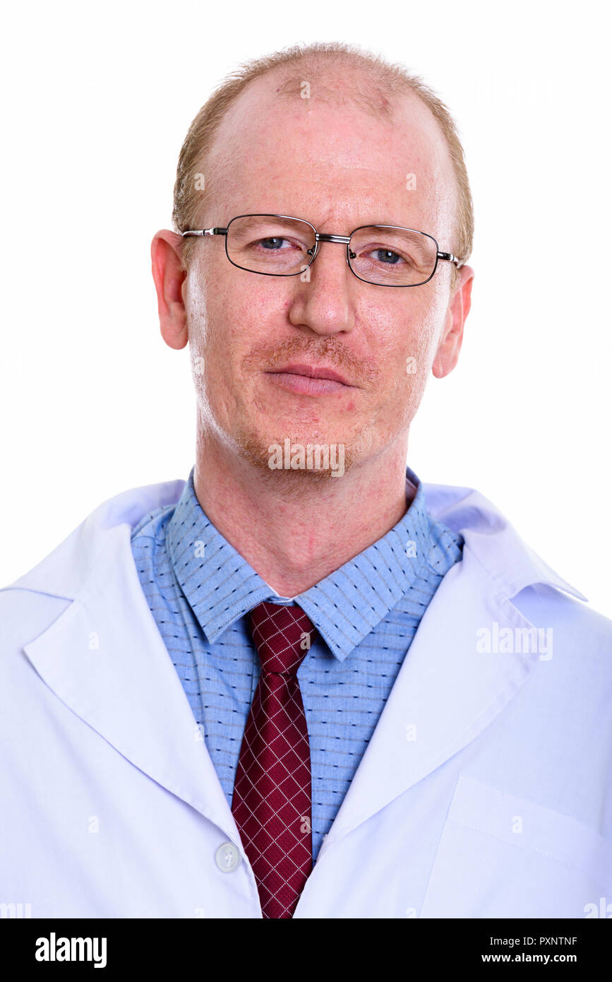 Rostro del hombre médico el uso de anteojos y mirando a la cámara Foto de stock