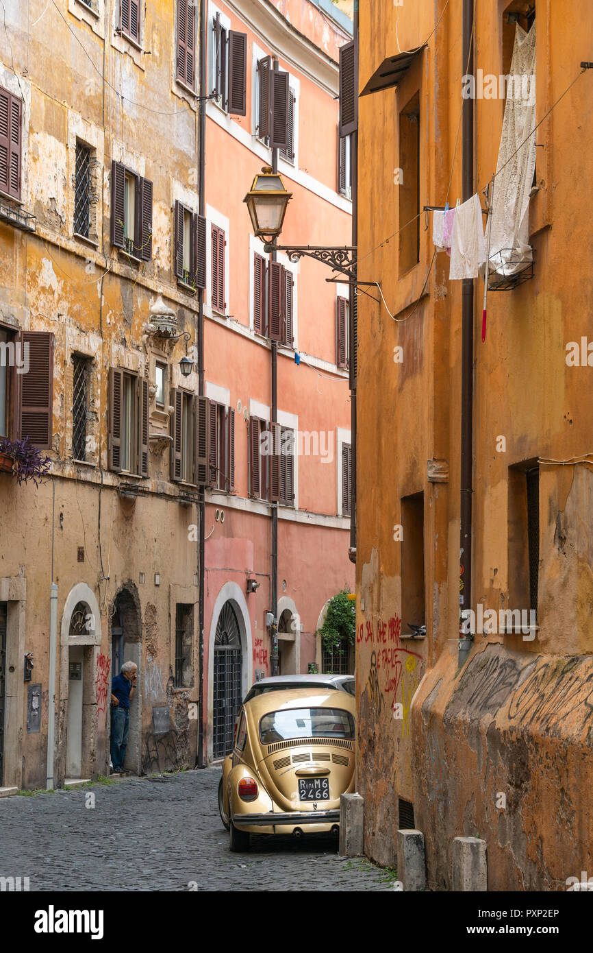 Autos antiguos y coloridas casas antiguas en el distrito de Trastevere de Roma, Italia central. Foto de stock