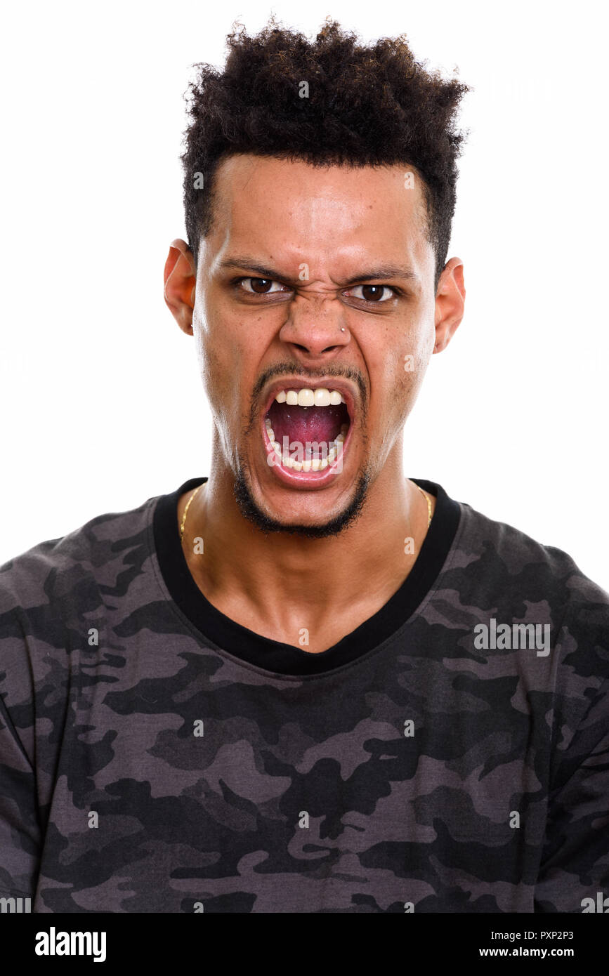 Cara de joven enojado hombre africano gritando Foto de stock