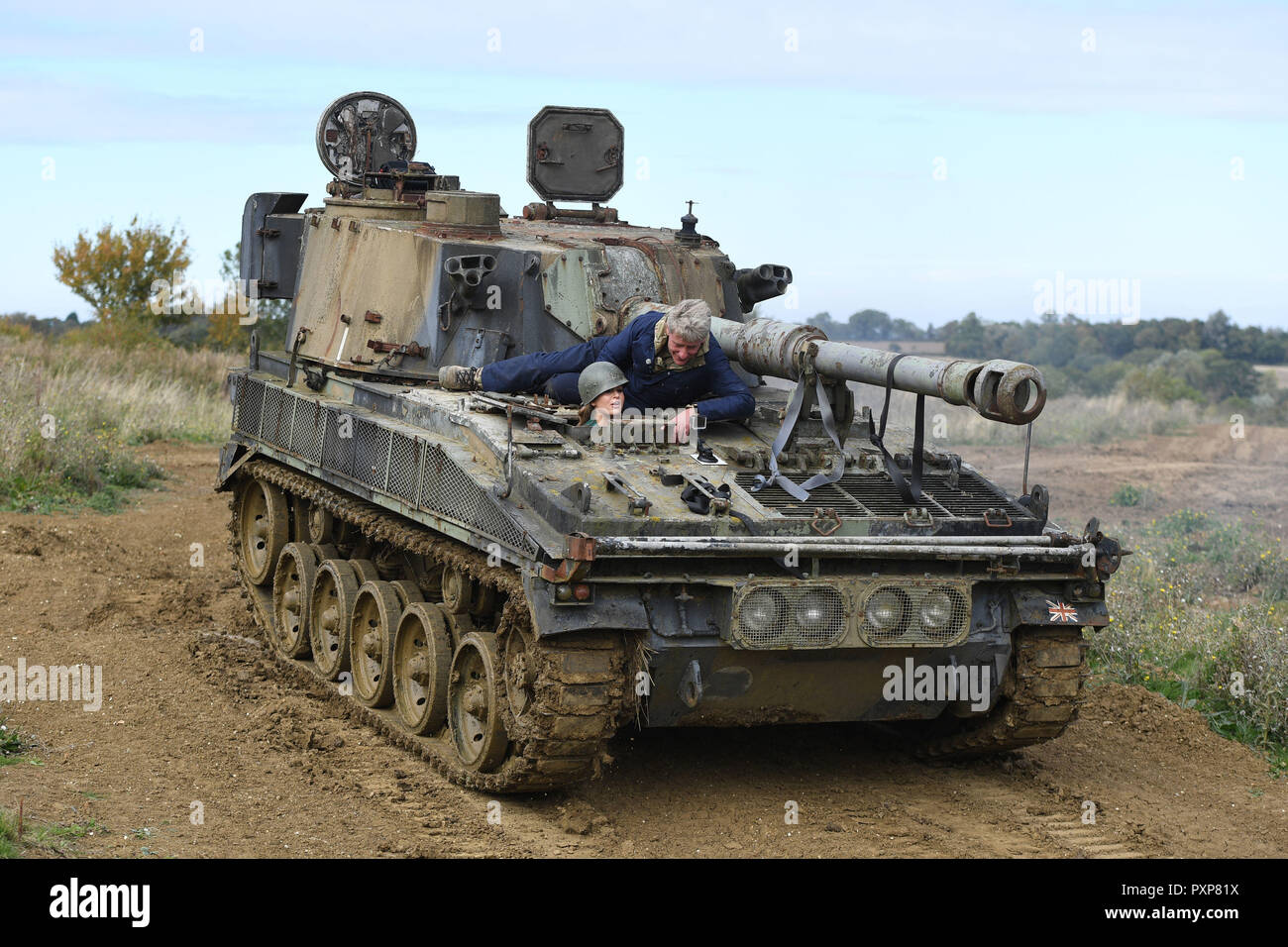 Culpable carpintero Pascua de Resurrección Love Island's Georgia Steel intenta conducir un tanque en el lanzamiento del nuevo programa "On Track with Forces Radio BFBS" en Tanks A Lot en Brackley, Northamptonshire Fotografía de stock - Alamy Culpable carpintero Pascua de Resurrección Love Island's Georgia Steel intenta conducir un tanque en el lanzamiento del nuevo programa "On Track with Forces Radio BFBS" en Tanks A Lot en Brackley, Northamptonshire Fotografía de stock - Alamy