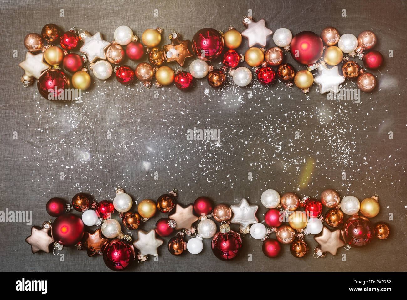 Jarrón de cristal grande con piñas decoración natural para navidad concepto  de celebración de año nuevo