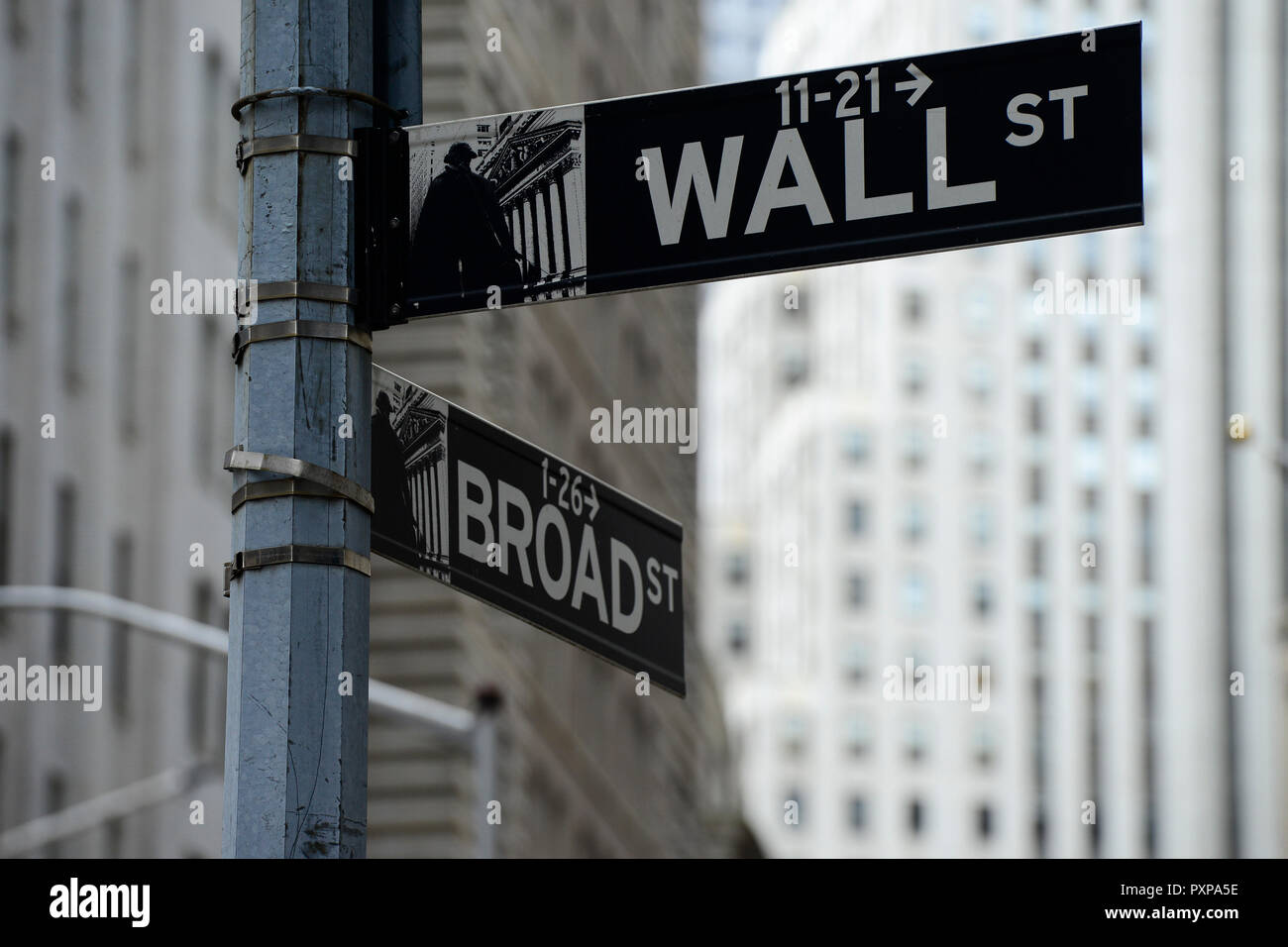 EE.UU., Nueva York, Manhattan, construcción de la Bolsa de Nueva York de NYSE en Wall Street Broad Street, crisis financiera, caída del mercado de valores Foto de stock