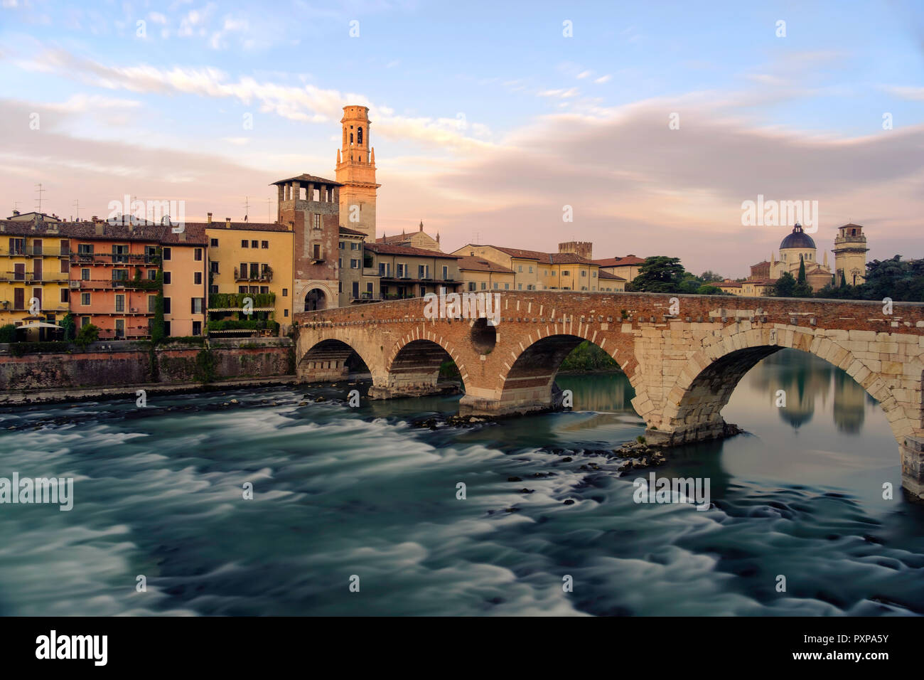 Ponte Pietra en Verona, Italia Foto de stock