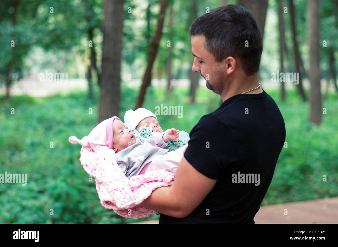 El Papa en sus brazos tiene un recién nacido hijo e hija Fotografía de  stock - Alamy