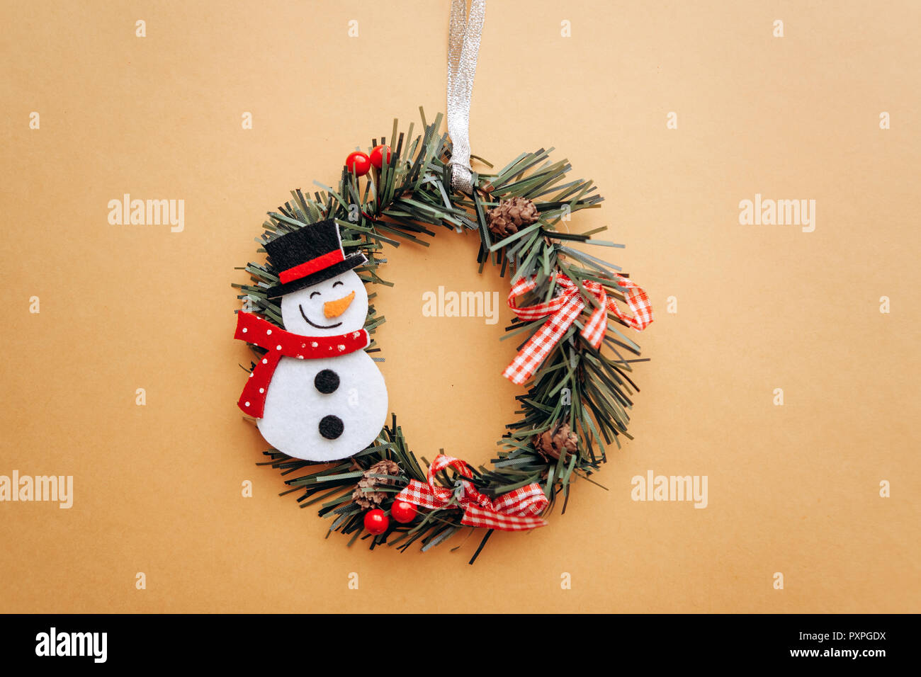 Cumbre Simplemente desbordando usted está Corona de navidad con muñeco de nieve árbol de Navidad sobre fondo amarillo  de juguete creativa idea festiva en estilo minimalista Fotografía de stock  - Alamy
