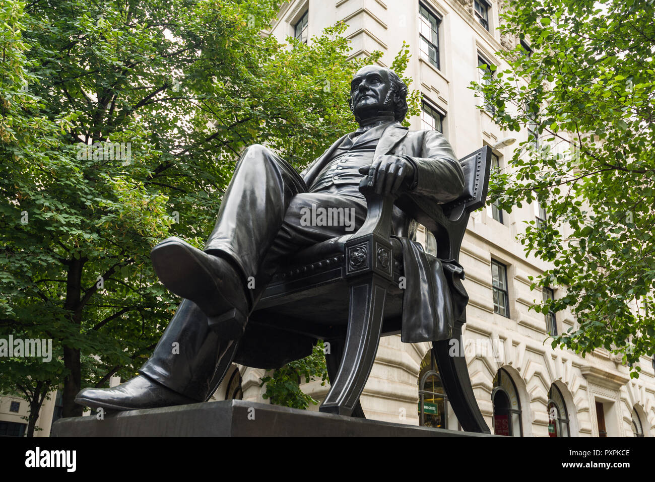 Una estatua de George Peabody, un financista americano del siglo XIX, Banquero, empresario y filántropo, cerca del Royal Exchange, Londres Foto de stock