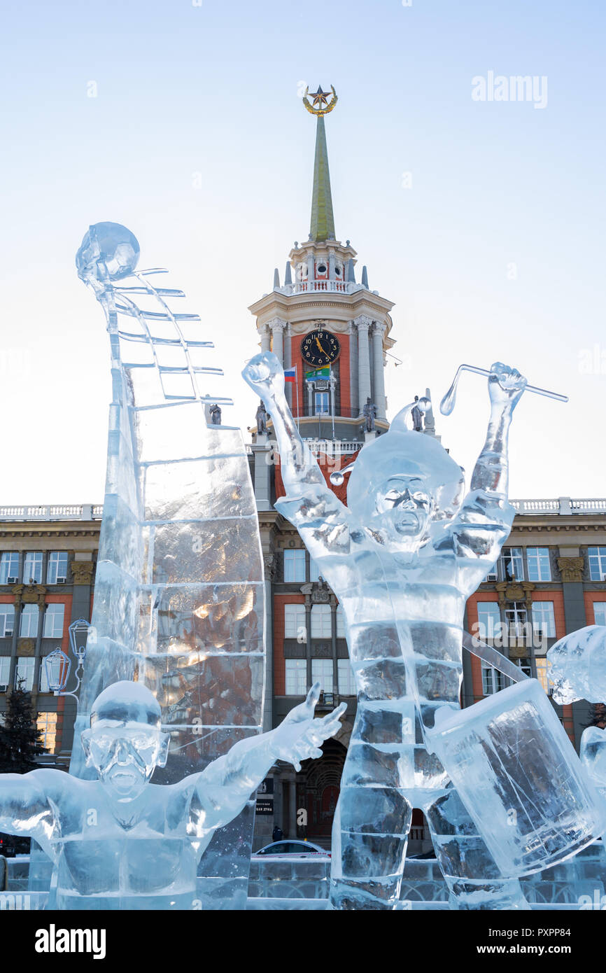 Ekaterimburgo, Rusia - Enero,13,2018: escultura de hielo de fútbol aficionado con el tambor en el fondo del Ayuntamiento, dedicado a la Copa Mundial de la FIFA 2018. Icy c Foto de stock