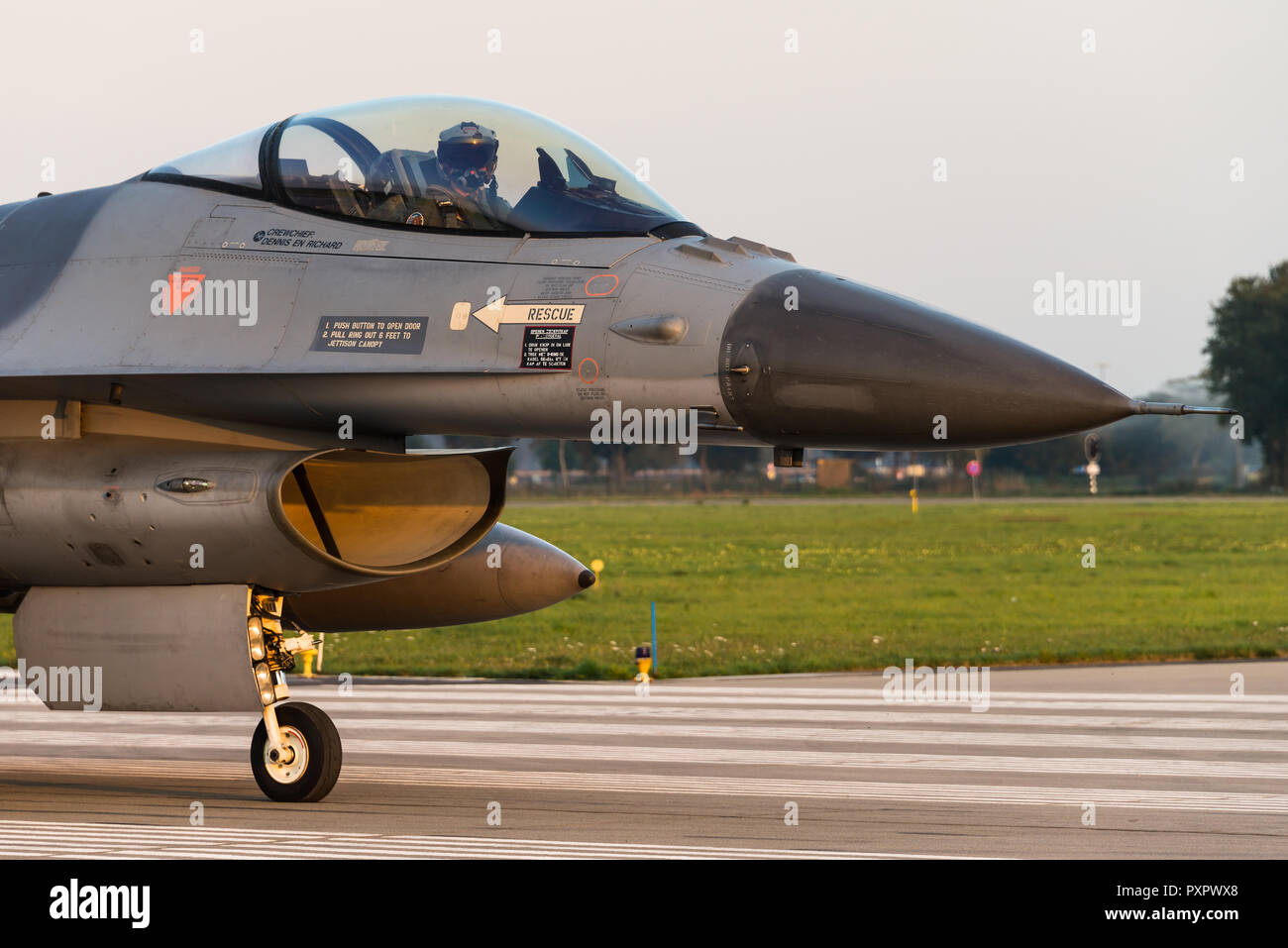 Un General Dynamics F-16 combates Falcon jet de combate de la Real Fuerza Aérea de los Países Bajos en la base aérea de Volkel. Foto de stock