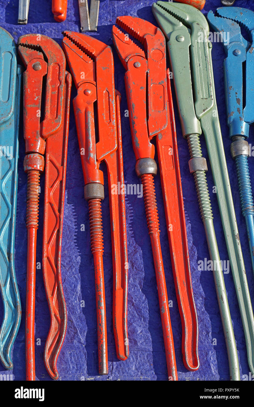 Varios utiliza diferentes herramientas grandes llaves de fontanero  Fotografía de stock - Alamy
