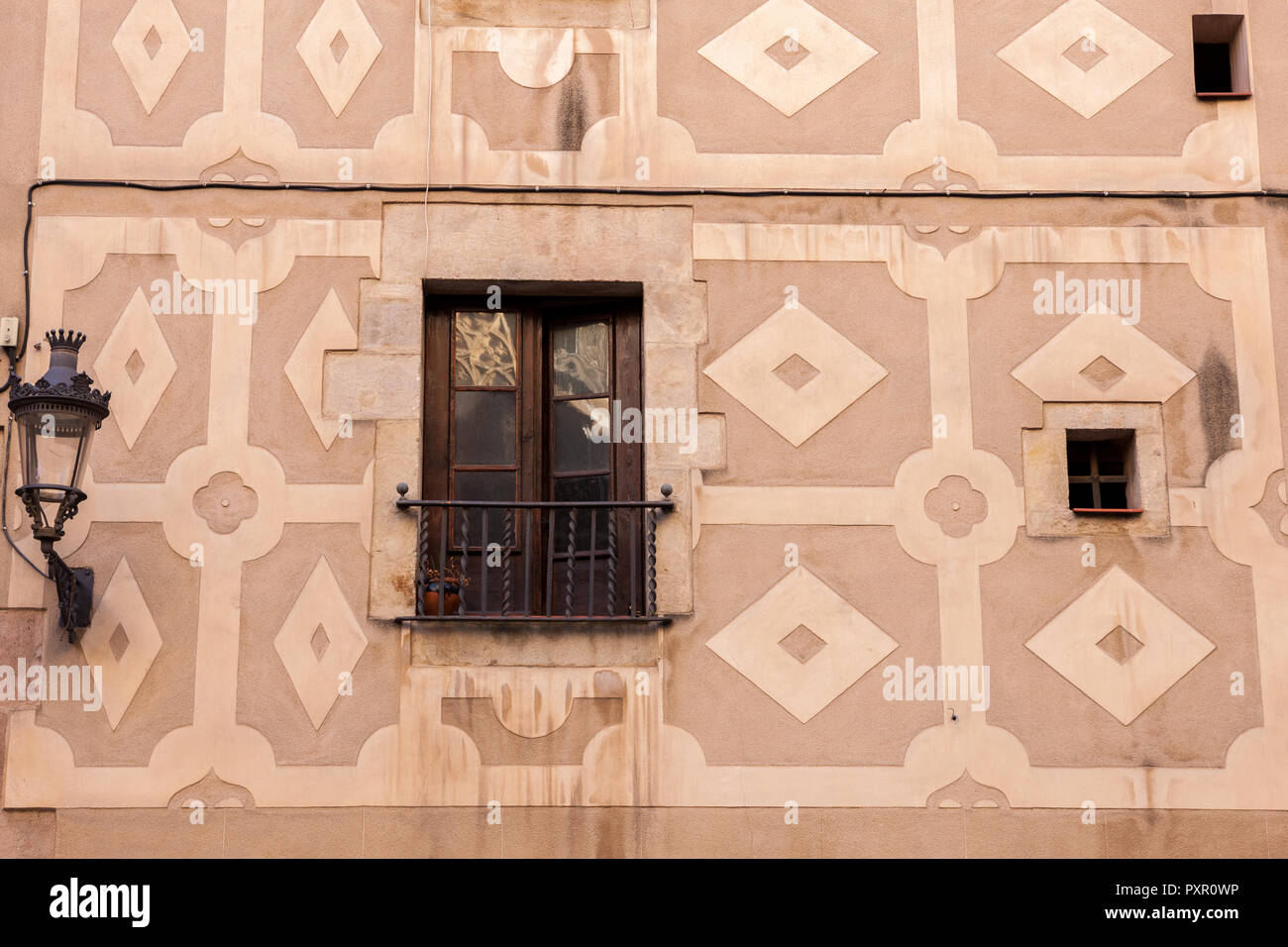 Edificios pintados de estilo morisco Barcelona España Foto de stock