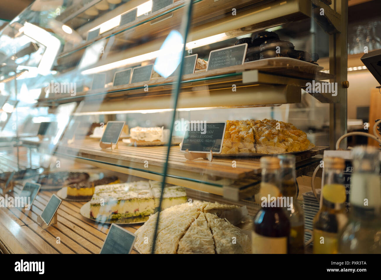 Visualización de pastel en una cafetería Foto de stock