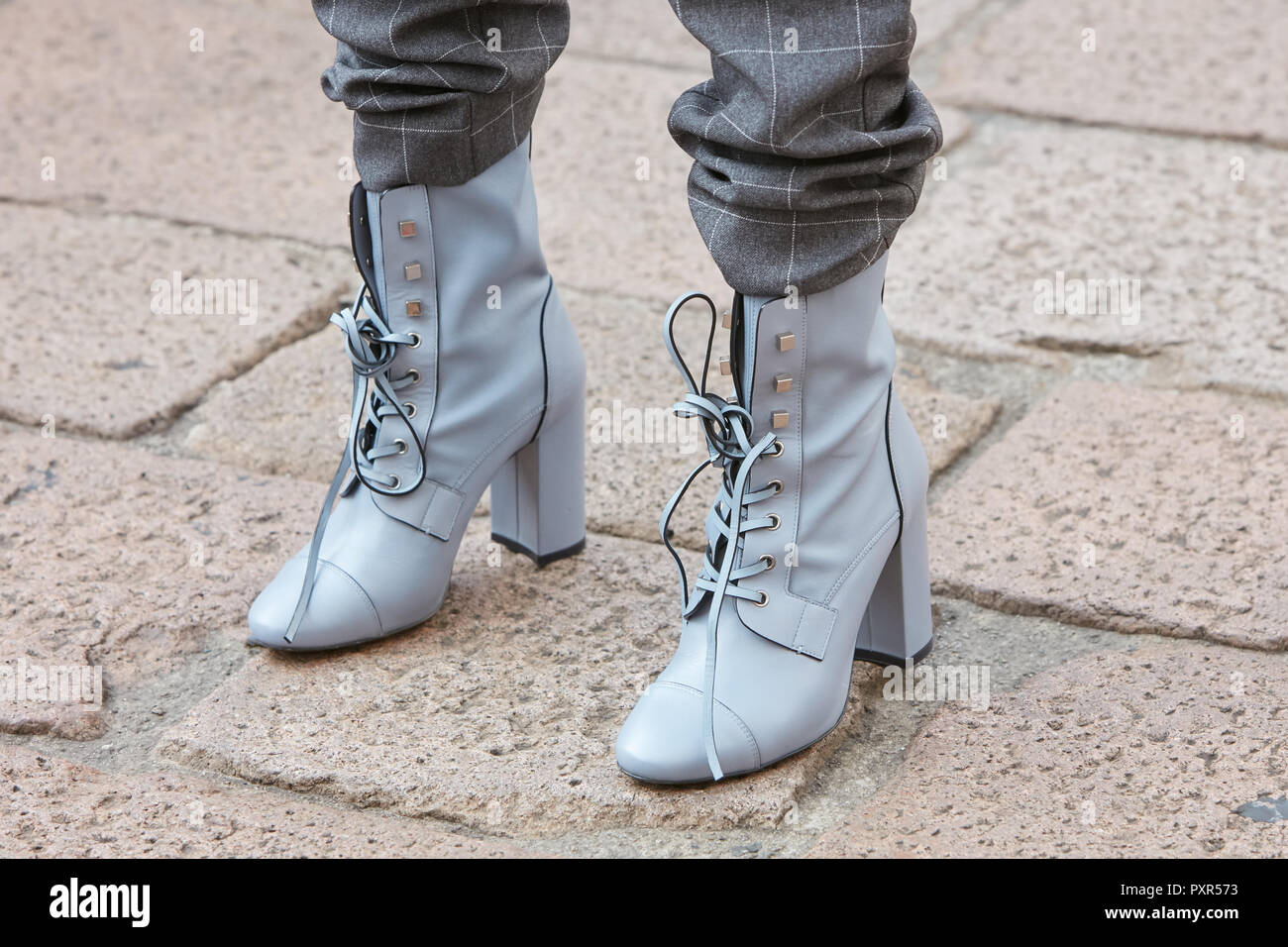 Milán, Italia - 22 de septiembre de 2018: Mujer con botas de alto de cuero gris antes de Salvatore Ferragamo Fashion Show, la Semana de la moda de Milán