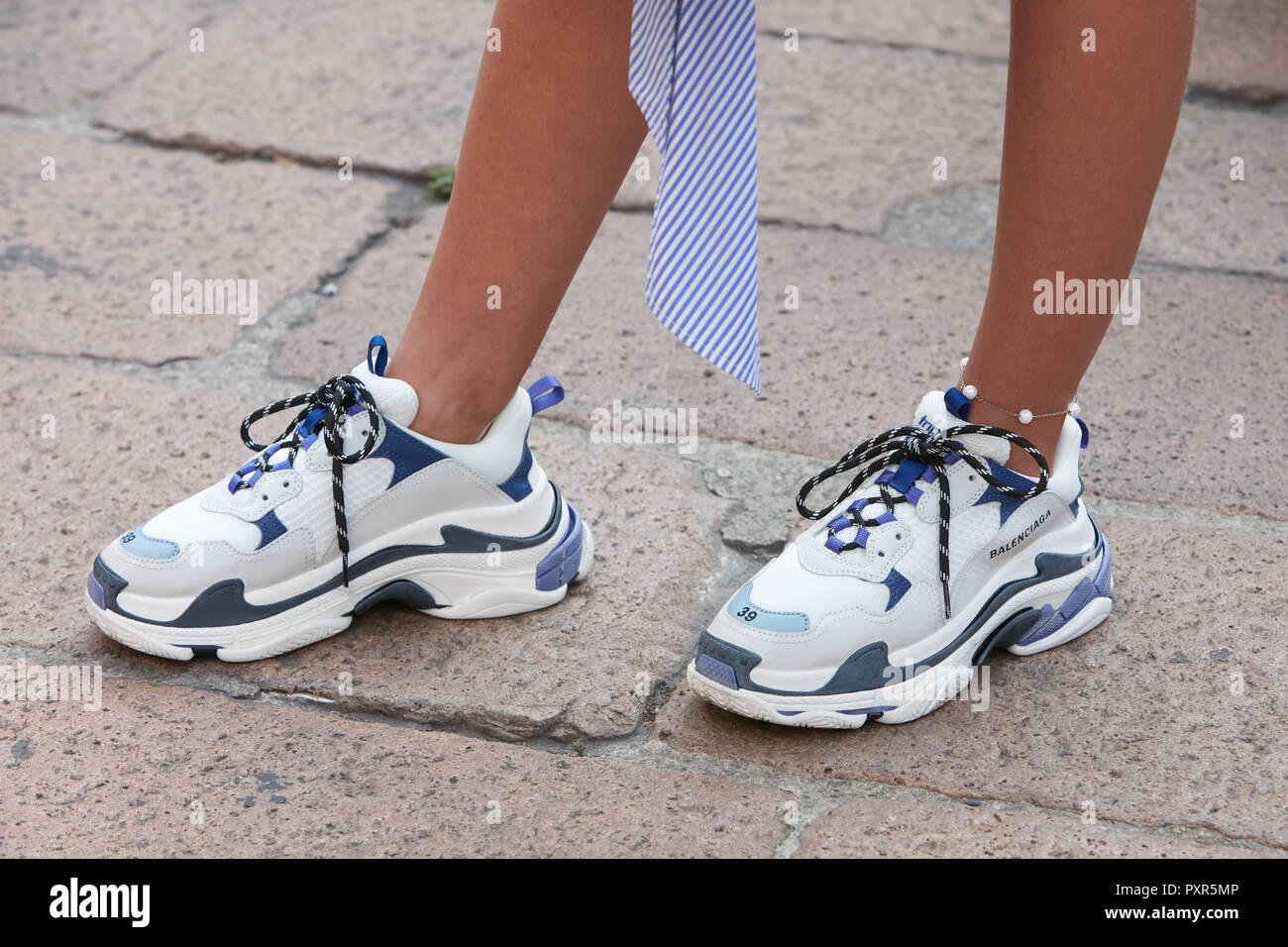 Milán, Italia - 22 de septiembre de 2018: Mujer con blanco, azul y púrpura zapatillas Balenciaga antes de Salvatore Ferragamo Fashion Show, la Semana de la moda de s Fotografía de stock - Alamy