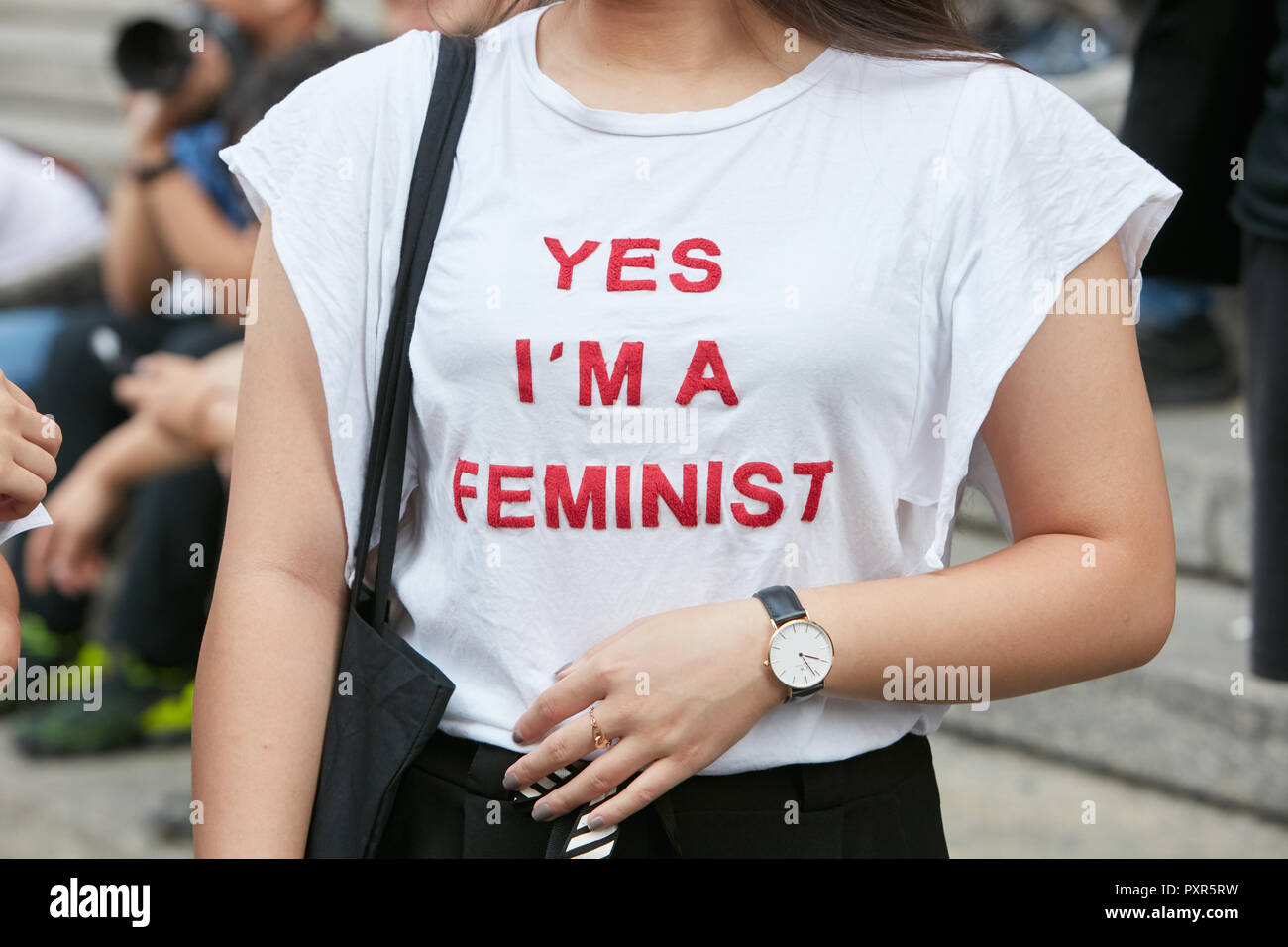 Milán, Italia 22 de septiembre 2018: Mujer con camisa blanca con red feminista de escritura antes de Salvatore Ferragamo Fashion Show, calle de Semana de la moda de Milán