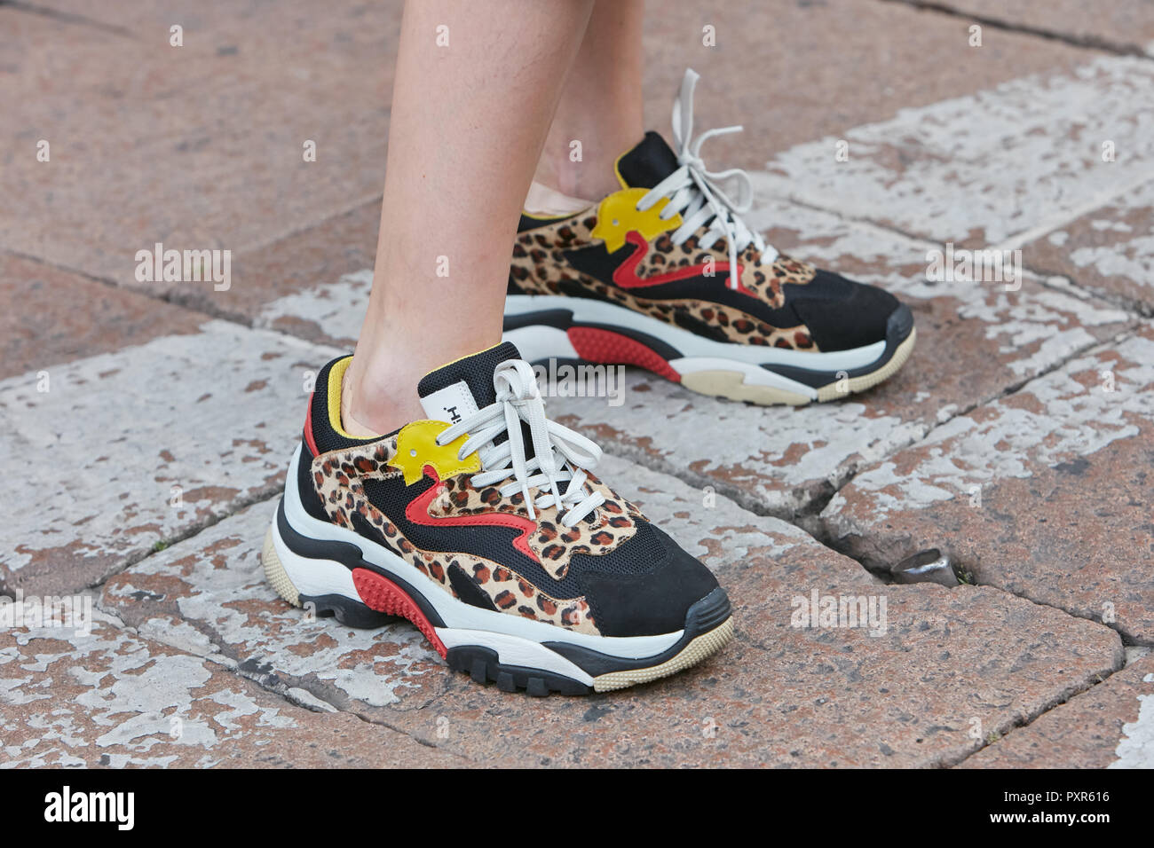 Milán, Italia - 22 de septiembre de 2018: Mujer con zapatillas con patrón  de piel de leopardo antes de Salvatore Ferragamo Fashion Show, la Semana de  la moda de Milán street st