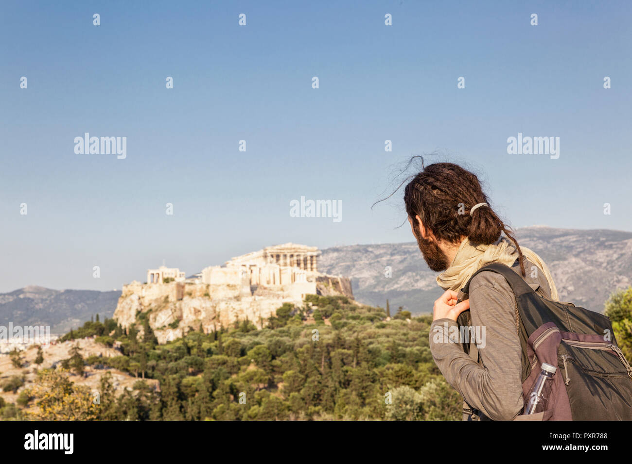Grecia, Atenas, Turismo en busca de la Acrópolis desde el Pnyx Foto de stock