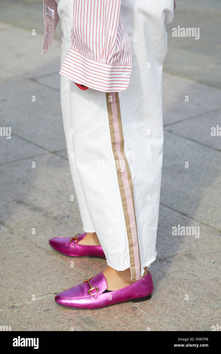 Milán, Italia - 22 de septiembre de 2018: Mujer con color rosa metalizado  Gucci Zapatos y pantalones blancos con raya antes de Gabriele Colángelo  Fashion Show, Milán F Fotografía de stock - Alamy