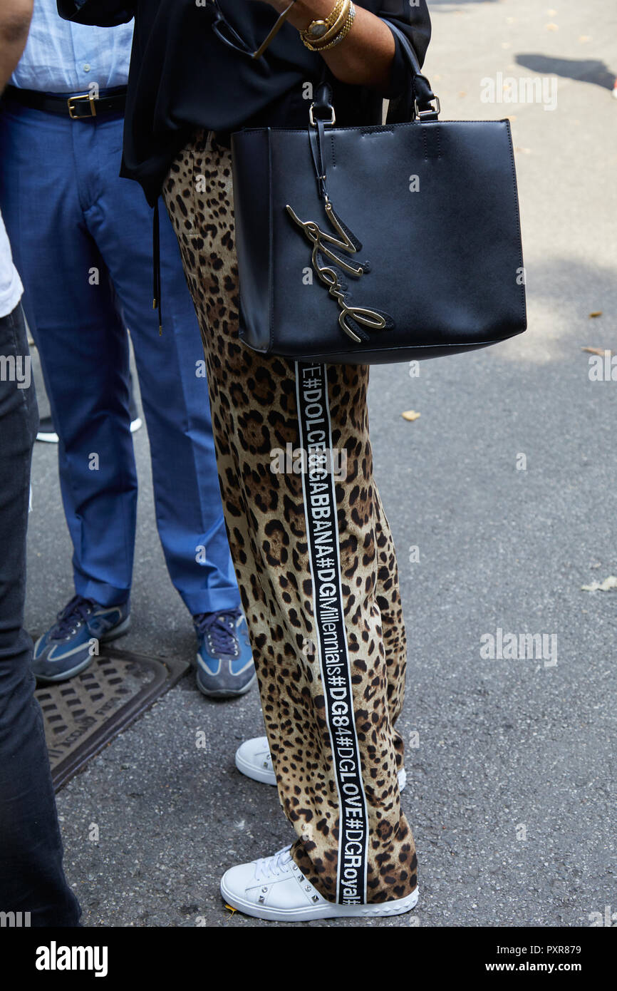 Milán, de septiembre de 2018: Mujer con Karl Lagerfeld bolsa de cuero negro y Dolce Gabbana y patrón piel de leopardo pantalones antes de Simonetta Ra Fotografía de stock - Alamy