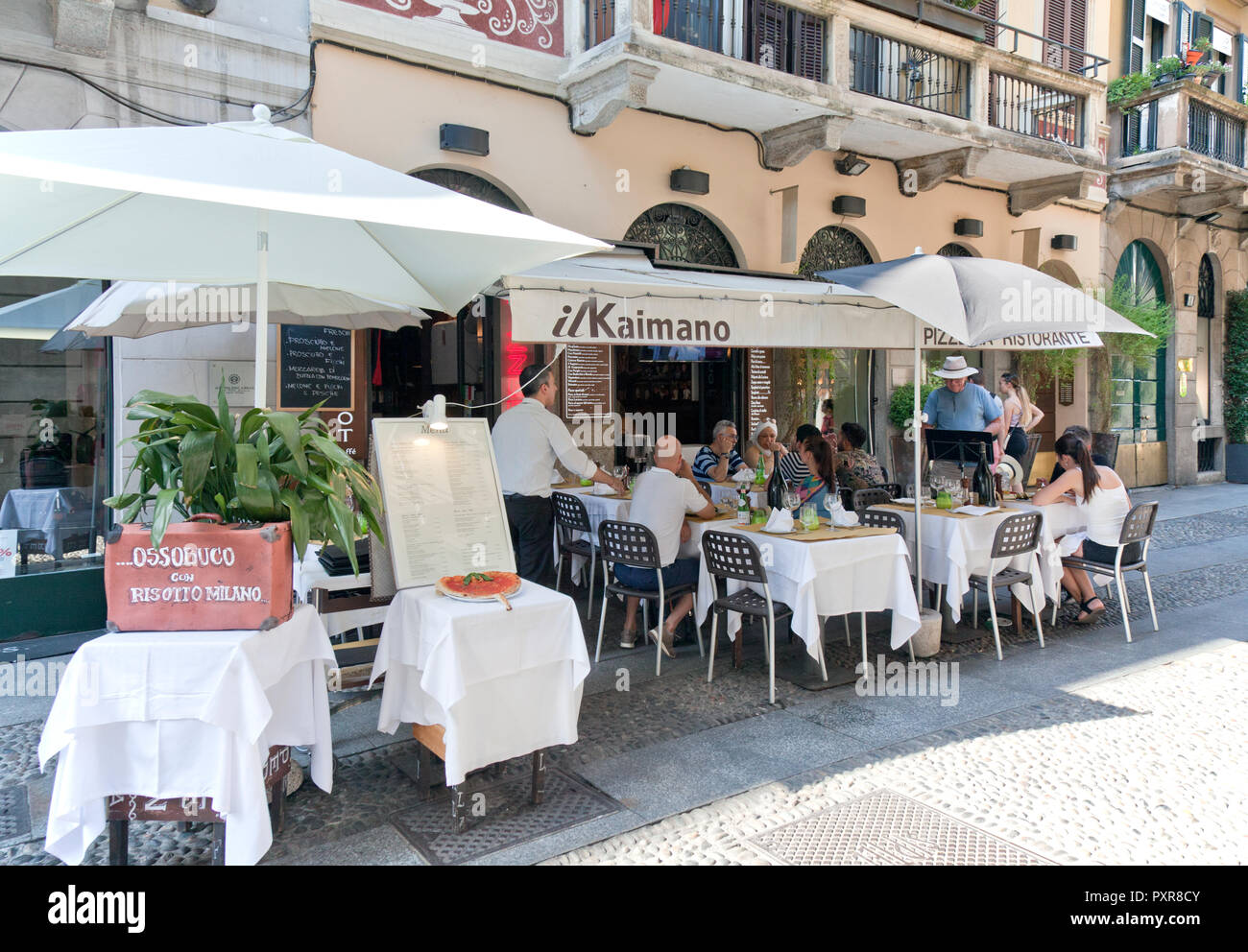 La comida y el vino son vitales para los residentes y visitantes por igual en Milán, Italia. Kaimano atrae clientes con su ossobuco y charcutería sobresaliente. Foto de stock