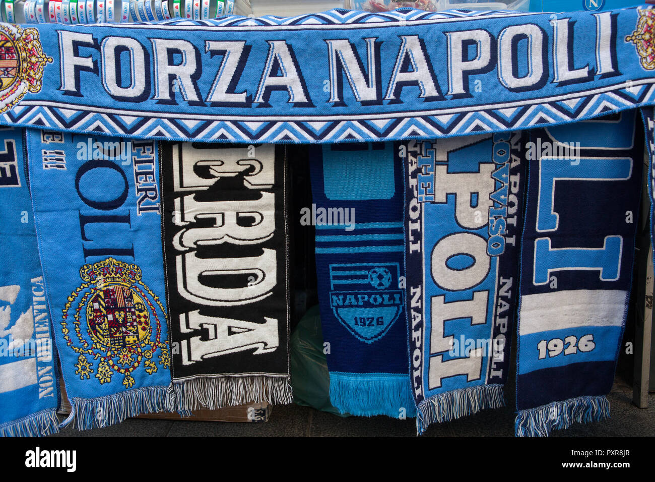 Napoli Fútbol club bufandas para la de un puesto en el centro de Nápoles Fotografía de stock -