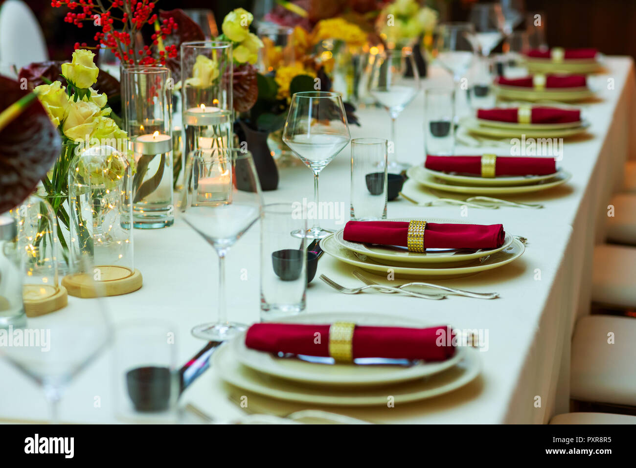 Mesa de restaurante con servilletas y copas de vino Fotografía de stock -  Alamy