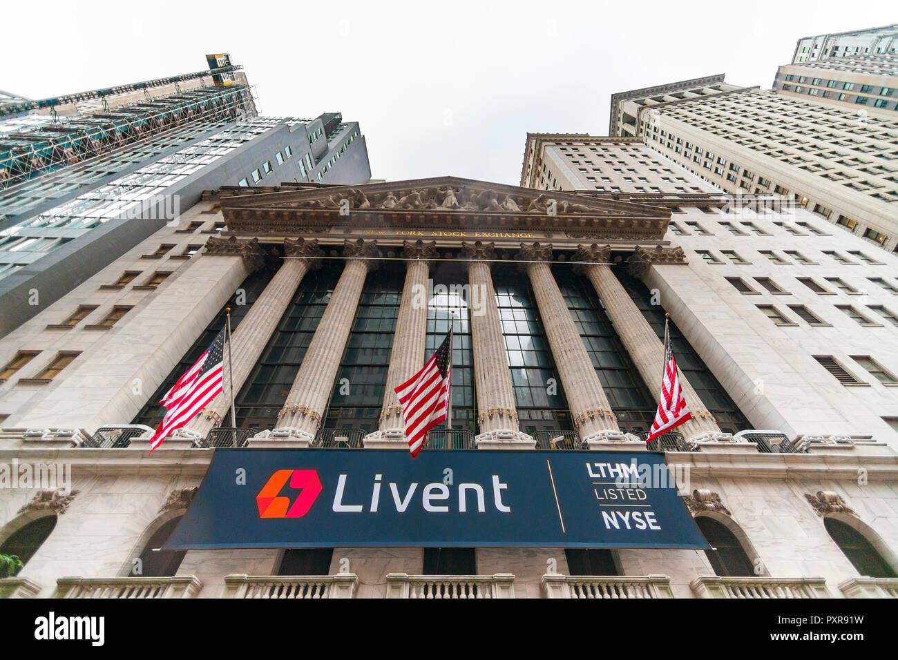 La Bolsa de Valores de Nueva York, en el Bajo Manhattan en Nueva York el  jueves, 11 de octubre de 2018, está decorado con una pancarta para la  Livent oferta pública inicial.