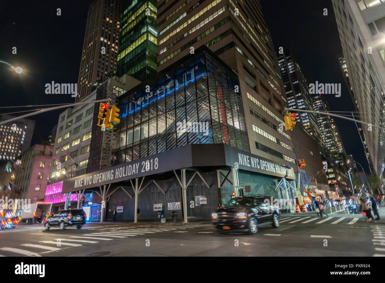 comodidad aguacero Brillar La construcción de las nuevas Nike flagship store en la Quinta Avenida de  Nueva York, el martes, 16 de octubre de 2018. Nike ha cerrado su East 57th  street 'Niketown' ubicación y
